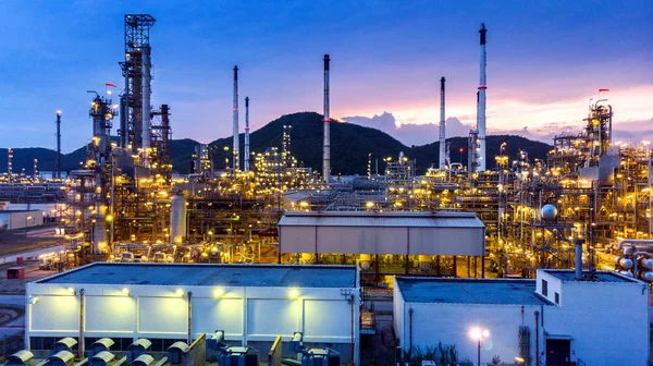 Petrol rafinerisi, petrol endüstrisi gün batımında havadan görünümü.