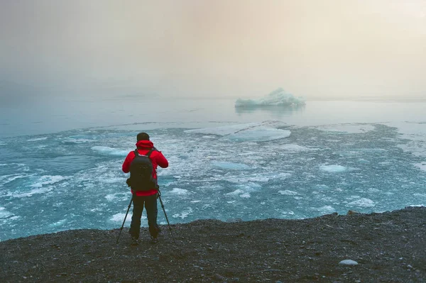 写真家は アイスランドの氷で写真を撮る — ストック写真