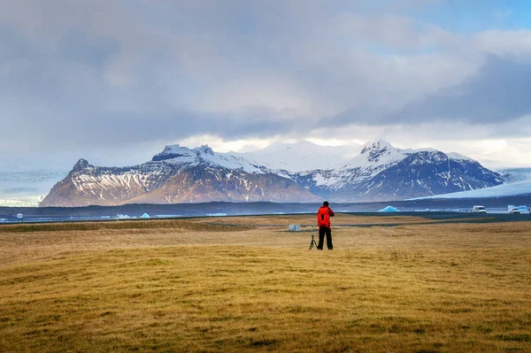 摄影师在冰岛拍照 — 图库照片