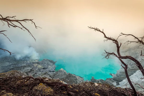 Fumées Soufre Provenant Cratère Volcan Kawah Ijen Indonésie — Photo