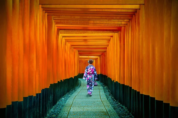 Азійські Жінки Традиційних Япанських Кімоно Храмі Фусімі Інарі Кіото Японія — стокове фото
