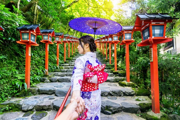 Mulher Vestindo Kimono Tradicional Japonês Segurando Mão Homem Levando Santuário — Fotografia de Stock