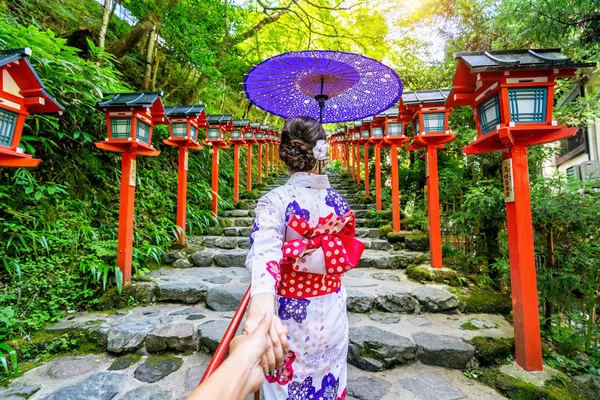 男の手を握って 貴船神社 日本の京都に彼をリード日本の伝統的な着物を着ている女性 — ストック写真