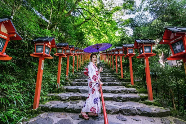 Mulher Asiática Vestindo Quimono Tradicional Japonês Santuário Kifune Kyoto Japão — Fotografia de Stock