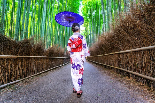 Floresta Bambu Mulher Asiática Vestindo Quimono Tradicional Japonês Floresta Bambu — Fotografia de Stock