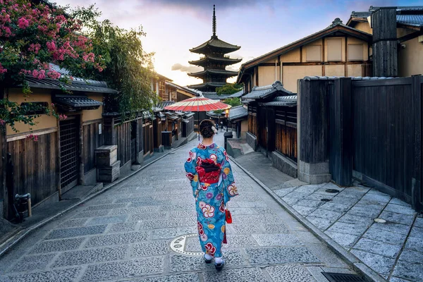 Asiatisk Kvinna Japansk Traditionell Kimono Yasaka Pagoda Och Sannen Zaka — Stockfoto