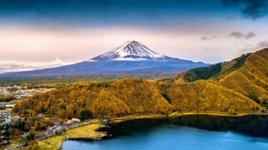 Fuji Dağı ve Kawaguchiko Gölü, sonbahar mevsim Fuji Dağı'nda Japonya yamanachi.