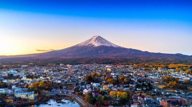 Fuji Dağı ve Kawaguchiko Gölü günbatımında, Sonbahar mevsimleri Japonya 'daki Yamanachi' de Fuji Dağı 'nda.