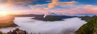 Mount Bromo yanardağ (Gunung Bromo) Mount Penanjakan Bromo Tengger Semeru Milli Parkı'nda, Doğu Java, Endonezya Tarih açısından gündoğumu sırasında.