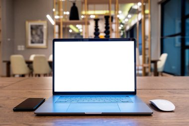 Tablo boş beyaz ekran dizüstü bilgisayar. Office kavramı.
