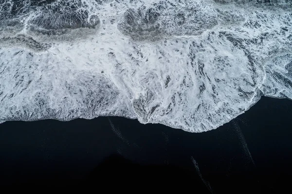 Αεροφωτογραφία Της Άμμο Μαύρη Παραλία Και Τον Ωκεανό Κύματα Στην — Φωτογραφία Αρχείου
