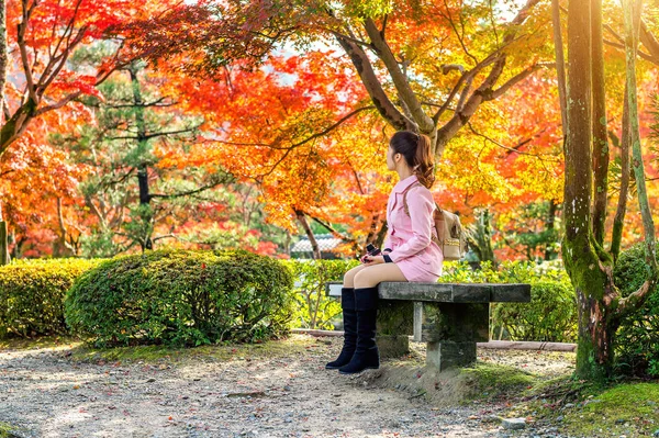 秋の公園 日本の京都で座っている女の子 — ストック写真