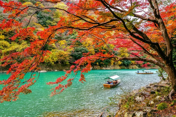 강에서 보트를 Punting 승입니다 아라시 일본에서 따라가 시즌에 — 스톡 사진