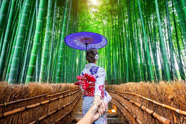 Женщина Японском Традиционном Кимоно Держит Мужчину Руку Ведет Бамбуковый Лес — стоковое фото