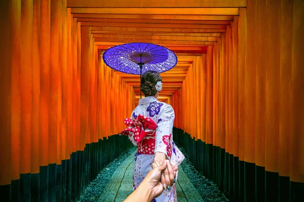 Donna Che Indossa Tradizionale Kimono Giapponese Che Tiene Mano Uomo — Foto Stock