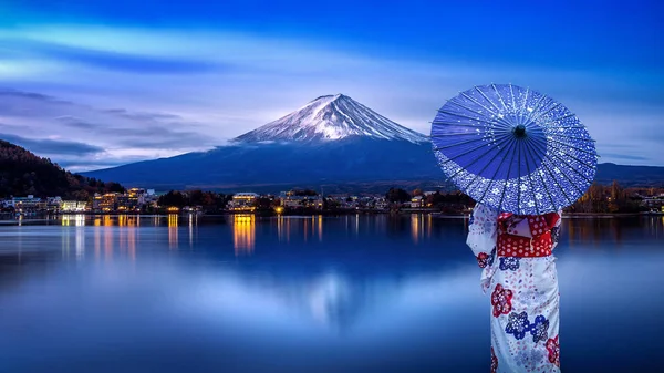 일본에서 가와구치 호수에서 기모노를 아시아 — 스톡 사진