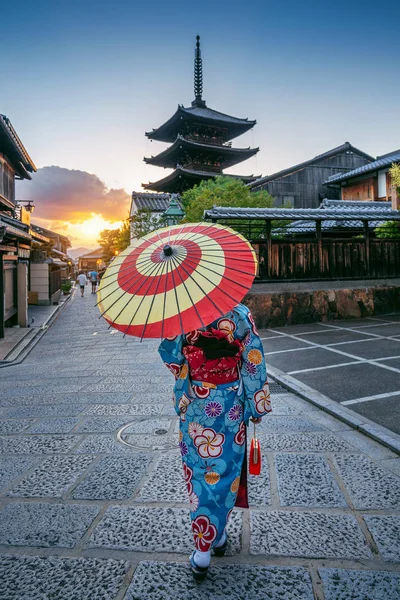 八坂の塔 京都の三年坂通りの傘で日本の伝統的な着物を着ている女性 — ストック写真