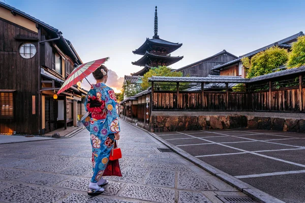 야사카 일본에서 Sannen 거리에서 기모노를 — 스톡 사진
