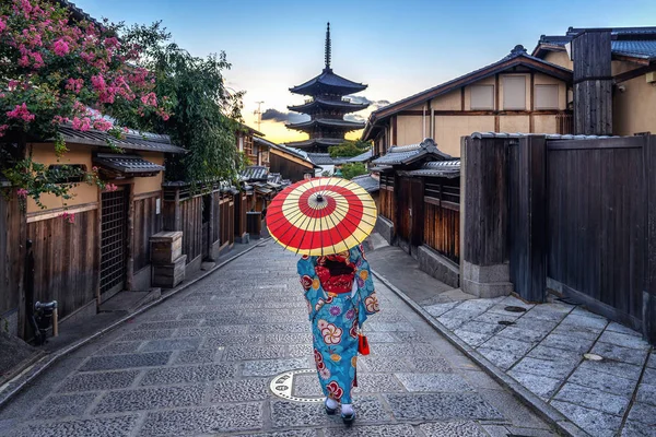 八坂の塔 京都の三年坂通りの傘で日本の伝統的な着物を着ている女性 — ストック写真