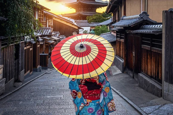 Kvinna Som Bär Japansk Traditionell Kimono Med Paraply Yasaka Pagoda — Stockfoto