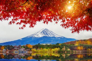 Japonya 'daki Kawaguchiko Gölü' nde Sonbahar Mevsimi ve Fuji Dağı.