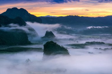 Phayao, Tayland 'da Phu Lang Ka' da sabah sisinde gün doğumu.