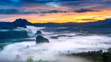Phayao, Tayland 'da Phu Lang Ka' da sabah sisinde gün doğumu.
