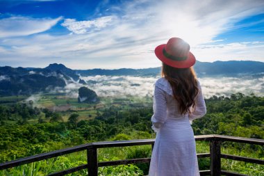 Phayao, Tayland 'da Phu Lang Ka' da duran kadın.