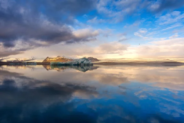 冰岛Jokulsarlon冰川湖中的冰山 — 图库照片