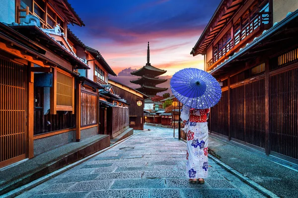 Mulher Asiática Vestindo Quimono Tradicional Japonês Yasaka Pagoda Sannen Zaka — Fotografia de Stock