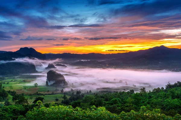 Phayao, Tayland 'da Phu Lang Ka' da sabah sisinde gün doğumu.