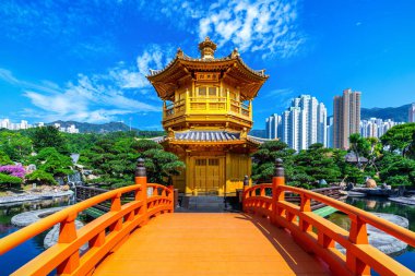 Hong Kong 'daki Chi Lin Nunnery Tapınağı yakınlarındaki Nan Lian Garden' da Altın Pavyon..