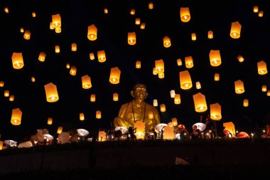 Yee Peng Festivali, Loy Krathong kutlama ve yüzer fenerler: Lamphun, Thailand 