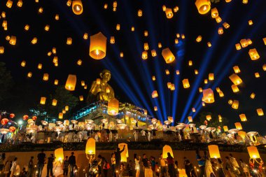  Yee Peng Festivali, Loy Krathong kutlama ve yüzer fenerler: Lamphun, Thailand 