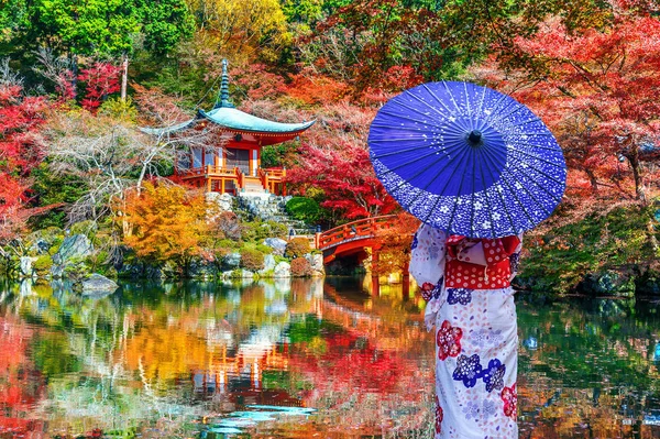 醍醐寺で日本の伝統的な着物を着たアジアの女性 日本の秋 — ストック写真