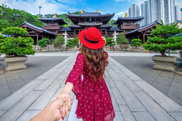 男性の手を保持し チー林尼寺 香港に彼をリードする女性観光客 — ストック写真