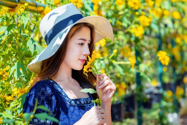 Schöne Mädchen Und Mexikanische Sonnenblume — Stockfoto