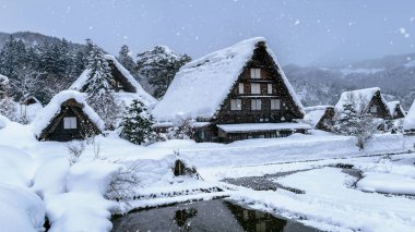 Shirakawago köyü kışın, UNESCO dünya mirası alanları, Japonya.