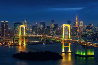 Tokyo siluetinin Gökkuşağı Köprüsü ve Tokyo kule ile. Tokyo, Japonya.
