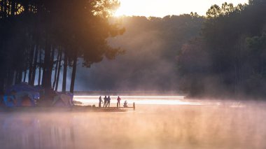Sabah Pang Ung 'da eğlenen turist silueti, Tayland' da Mae Hong Son..
