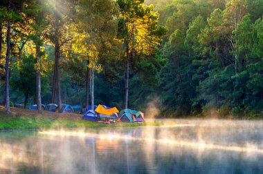 Pang Ung Gölü 'nde güzel bir sabah, Pang Ung Mae Hong Son Tayland' da..
