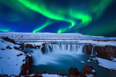 Kuzey Işığı, Aurora Borealis Kışın Godafoss Şelalesinde, İzlanda.