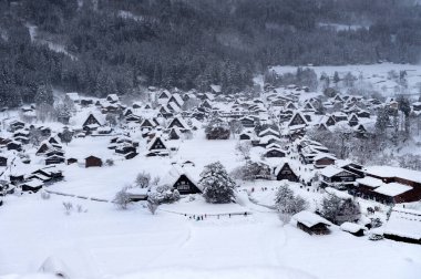 Shirakawago köyü kışın, UNESCO dünya mirası alanları, Japonya.