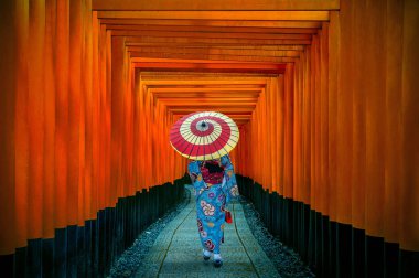 Japonya 'nın Kyoto kentindeki Fushimi Inari Tapınağı' nda geleneksel Japon kimonosu giymiş Asyalı kadınlar..