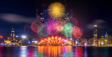 Geceleri Hong Kong 'da havai fişek festivali.