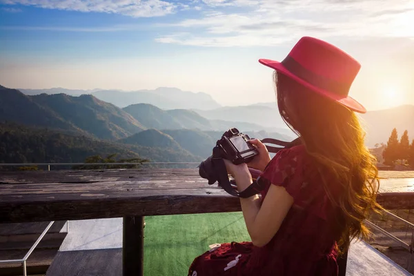 カメラで写真を見る女 — ストック写真