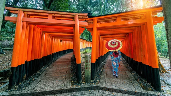 Asian Women Traditional Japanese Kimonos Fushimi Inari Shrine Kyoto Japan — Stock Photo, Image