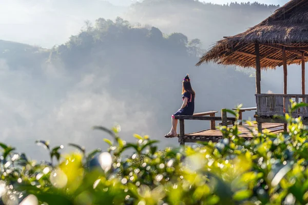 Mujer Vestida Con Vestido Tribu Hill Sentada Cabaña Campo Verde — Foto de Stock