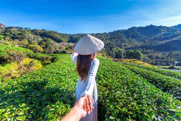 Mujer Asiática Vistiendo Cultura Vietnamita Tradicional Sosteniendo Mano Del Hombre —  Fotos de Stock