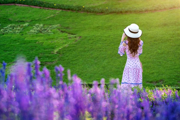 Femeie Frumoasă Grădină Flori — Fotografie, imagine de stoc